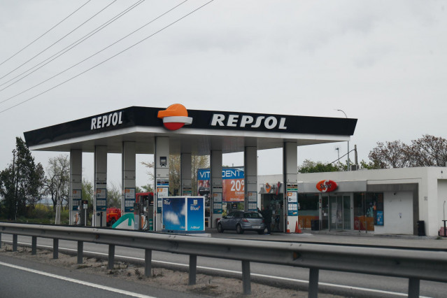 Archivo - Una estación de servicio de Repsol