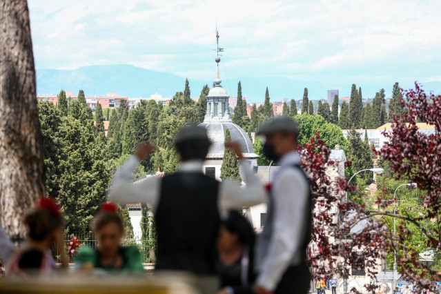 Archivo - Varias personas vestidas con el traje típico madrileño en la pradera de San Isidro