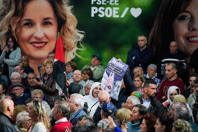 Un grupo de saharauis reprocha a Pedro Sánchez en Vitoria su política con el Sáhara