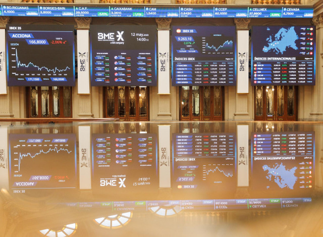 Paneles del Ibex 35 en el Palacio de la Bolsa en Madrid (España).