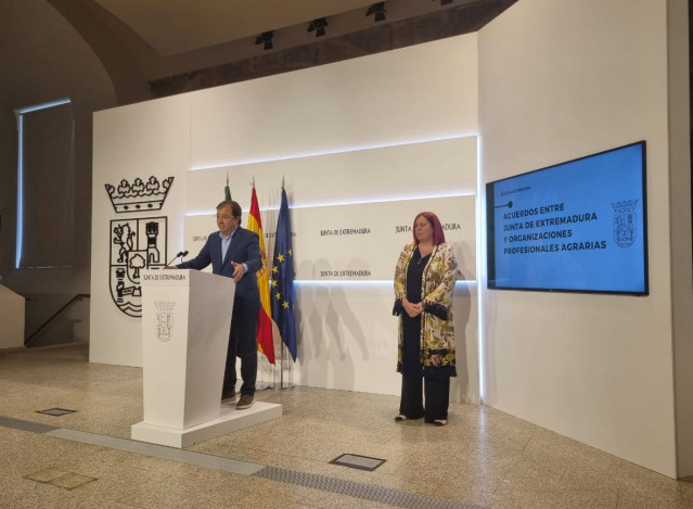 El presidente de la Junta de Extremadura, Guillermo Fernández Vara, informa de las ayudas aprobadas por el Ejecutivo regional para paliar las consecuencias de la sequía