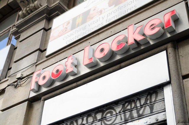 Archivo - Cartel tienda Foot Locker.
