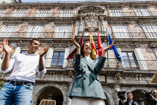 El candidato de Más Madrid a la Alcaldía de Móstoles, Emilio Delgado, y la portavoz de Más Madrid en el Ayuntamiento y candidata a la Alcaldía de Madrid, Rita Maestre, intervienen durante un mitin, en la Plaza Mayor