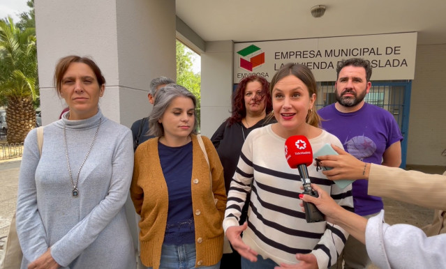 Archivo - La candidata de Podemos, IU y Alianza Verde a la Presidencia de la Comunidad de Madrid, Alejandra Jacinto, en una visita electoral a Coslada.