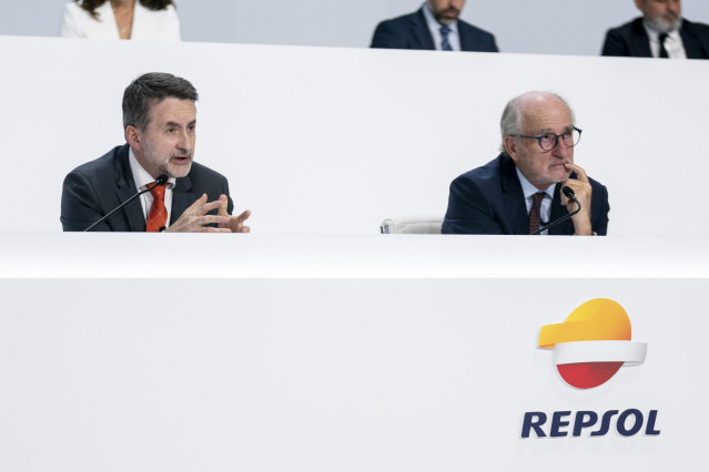 Archivo - El consejero delegado de Repsol, Josu Jon Imaz, interviene junto al consejero delegado de Repsol, Josu Jon Imaz (i), y el presidente de Repsol, Antonio Brufau (d), durantedurante la Junta General de Accionistas de Repsol, en el Palacio Municipal