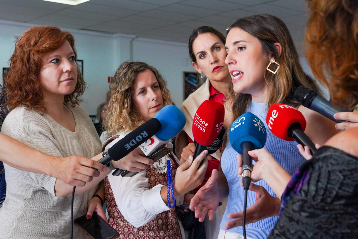 La ministra de Igualdad, Irene Montero, este miércoles en declaraciones a los medios en El Coronil (Sevilla).