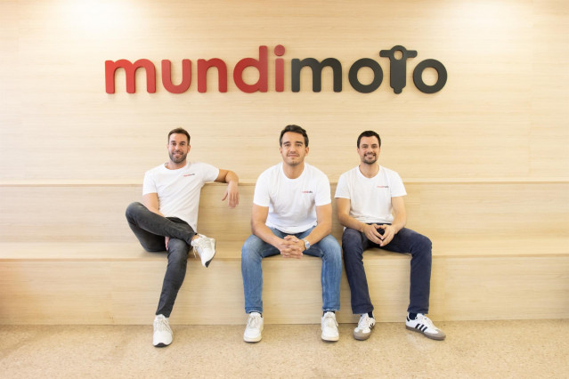 Archivo - Los fundadores de Mundimoto, Alberto Fossas y Josep Talavera, junta al director de Operaciones, Alex Lopera.