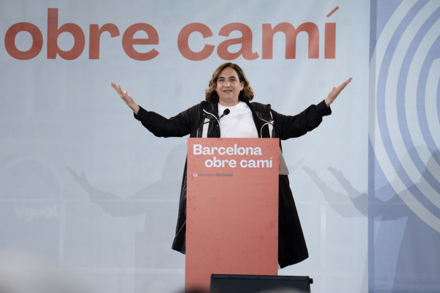 La alcaldesa de Barcelona y candidata a la reelección, Ada Colau, interviene en un acto de campaña, en Plaza Cataluña, a 24 de mayo de 2023, en Barcelona, Cataluña (España).