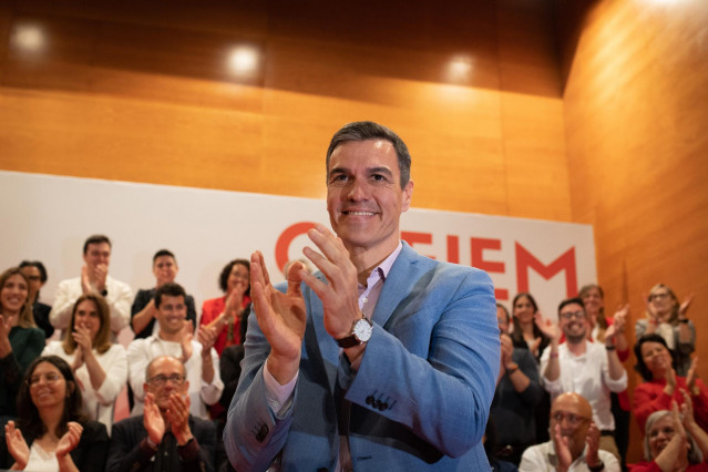 El secretario general del PSOE y presidente del Gobierno, Pedro Sánchez, aplaude a su llegada al acto de final de campaña electoral del PSC, en el Palau de Congressos, a 26 de mayo de 2023, en Tarragona, Catalunya (España).