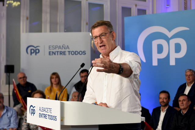 El líder del PP, Alberto Núñez Feijóo, interviene durante un acto de cierre de campaña electoral del PP, en el Casino Primitivo, a 26 de mayo de 2023, en Albacete, Castilla-La Mancha (España). El acto se celebra durante el último día de campaña de las pró