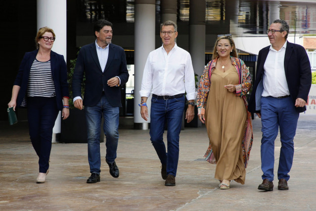 El presidente del Partido Popular, Alberto Núñez Feijóo (c), y el alcalde de Alicante y candidato del PP a la reelección, Luis Barcala (2i), durante un encuentro con hosteleros, en el restaurante Dársena, a 26 de mayo de 2023, en Alicante, Comunidad Valen