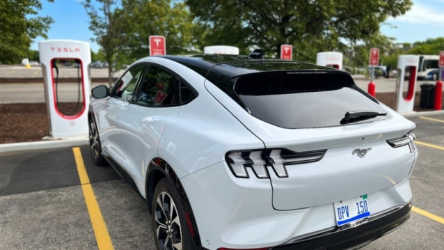 Un coche cargando en uno de los supercargadores de la red de Tesla.