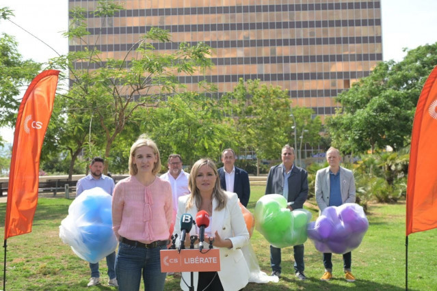 La portavoz nacional de CS y candidata a la presidencia del Govern, Patricia Guasp, junto a la candidata a la alcaldía de Cort, Eva Pomar, y otros miembros del partido, en el acto de cierre de campaña de la formación.