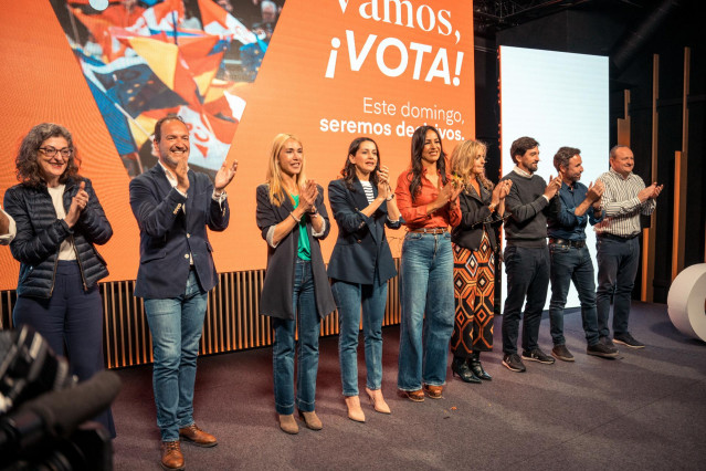 La portavoz de CS en el Congreso, Inés Arrimadas (4i), la vicealcaldesa de Madrid, Begoña Villacís (c), la candidata a la Presidencia de la Comunidad, Aruca Gómez (4d), y el secretario general, Adrián Vázquez (3d), durante el acto de cierre de campaña.