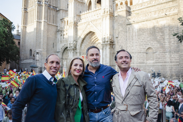 Santiago Abascal, Daniel Arias, Inés Cañizares, David Moreno cierran la campaña de Vox en la plaza del ayuntamiento de Toledo
