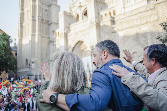 (I-D) La candidata de Vox a la Alcaldía de Toledo, Inés María Cañizares, el líder de Vox, Santiago Abascal, y el candidato de Vox a la Presidencia de Castilla-La Mancha, David Moreno