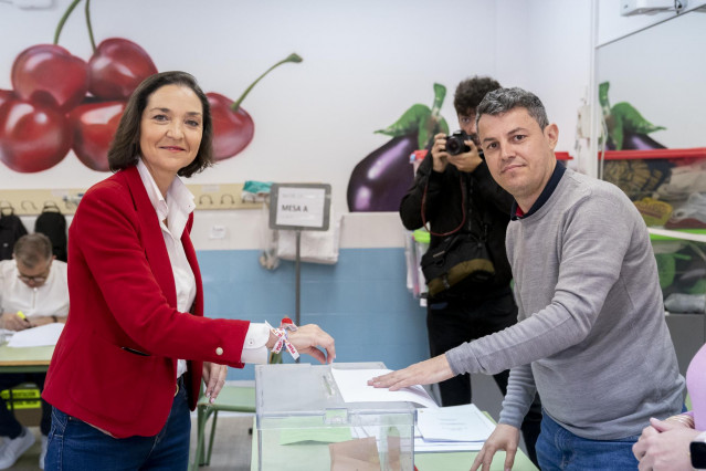 La exministra de Turismo y candidata del PSOE para la Alcaldía de Madrid, Reyes Maroto, ejerce su derecho al voto en el Colegio Público Blas de Otero, a 28 de mayo de 2023, en Alcorcón.