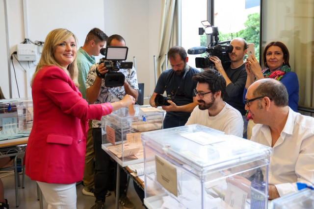 La portavoz nacional de CS y candidata a la presidencia del Govern balear, Patricia Guasp, vota a las 10.45 horas en el Centro de Adultos de La Balanguera, de Palma.