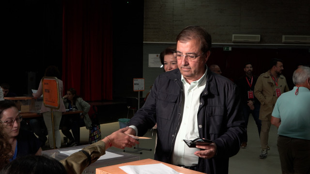 El presidente de la Junta y candidato del PSOE a la reelección, Guillermo Fernández Vara, ejerce su derecho al voto en Olivenza.