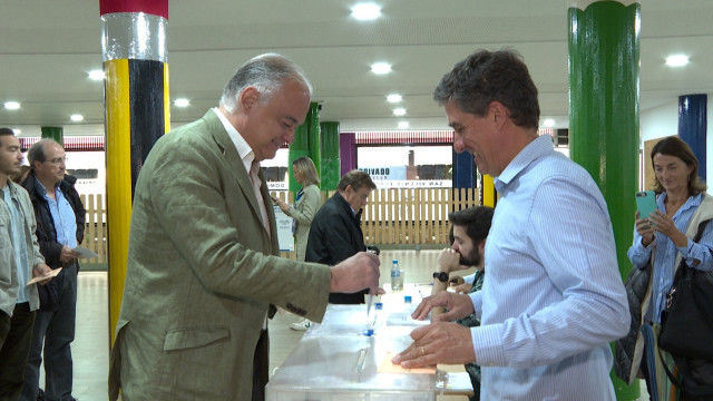 El vicesecretario de Acción Institucional del PP, Esteban González Pons, ejerce su derecho a voto en València