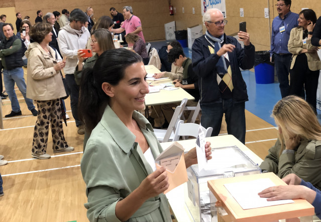 Rocío Monasterio instantes de ejercer su derecho al voto en el Colegio San Agustín de Madrid.