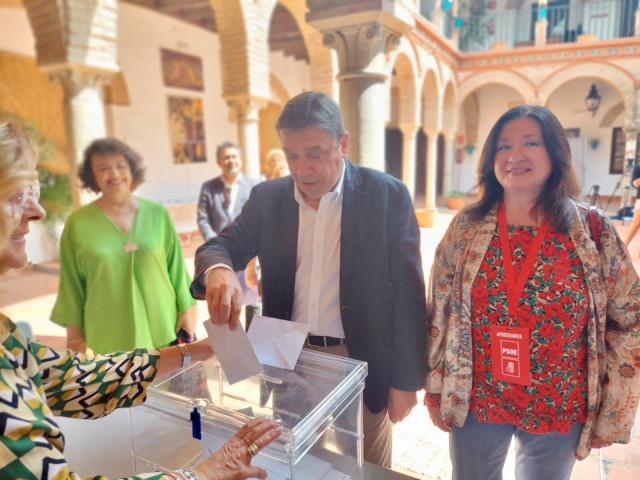 El ministro de Agricultura, Pesca, Alimentación y Medio Ambiente, Luis Planas, ejerce su derecho al voto.