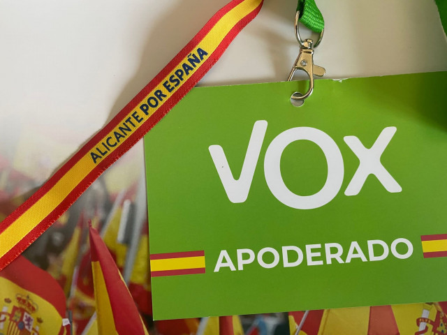 Imagen de una identificación de apoderado de Vox