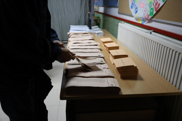 Papeletas para votar en un colegio electoral, a 28 de mayo de 2023, en Madrid, Comunidad de Madrid (España).