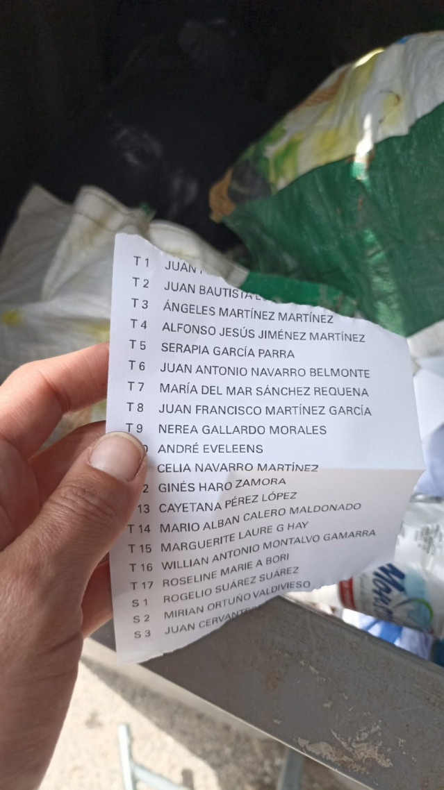 Imagen de una papeleta de la candidatura del PP en Pulpí (Almería) tirada en la basura y rota.