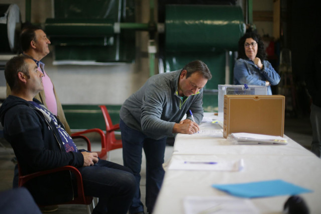 Varias personas ejercen su derecho a voto en la mesa electoral de Cendoi, que es la última de la provincia de Lugo situada en un establecimiento, a 28 de mayo de 2023, en Cendoi, O Páramo, Lugo