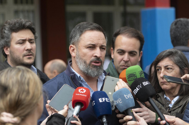 El presidente de Vox, Santiago Abascal, tras ejercer su derecho al voto este domingo