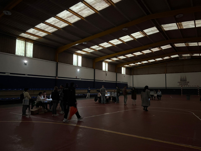 Colegio electoral de Lamas de Abade, en Santiago de Compostela, con los votantes a oscuras