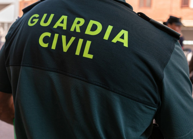 Archivo - Un agente de la Guardia Civil de espaldas