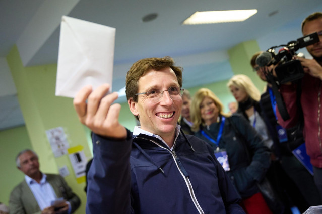 El alcalde de Madrid y candidato a la reelección por el Partido Popular, José Luis Martínez-Almeida, ejerce su derecho al voto en el Colegio Público José Ortega y Gasset, a 28 de mayo de 2023, en Madrid (España).