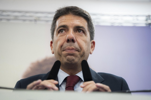 El presidente del PPCV y candidato a la Presidencia de la Generalitat Valenciana, Carlos Mazón, durante el seguimiento de la jornada electoral en la sede del PPCV.