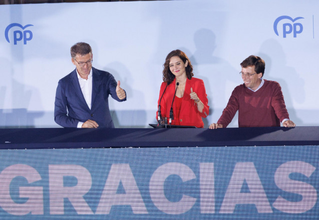 (I-D) El líder del Partido Popular, Alberto Núñez Feijóo; la presidenta de la Comunidad de Madrid y candidata a la reelección, Isabel Díaz Ayuso, y el alcalde de Madrid y candidato a la reelección, José Luis Martínez-Almeida, celebran la victoria del part