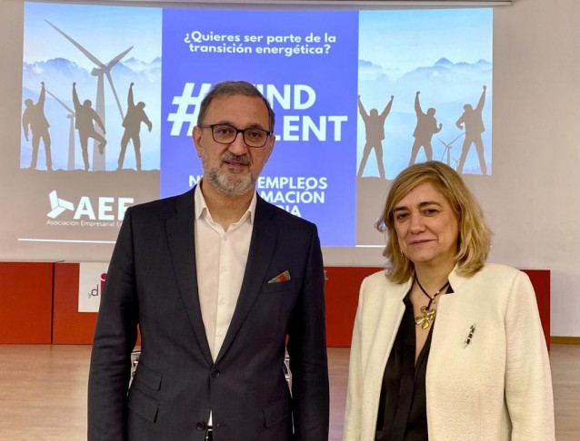 De derecha a izquierda: Isabel Carrillo, Catedrática de la UPM y Directora de la ETS de Ingeniería y Diseño Industrial; y Juan Virgilio Márquez, Director General de AEE
