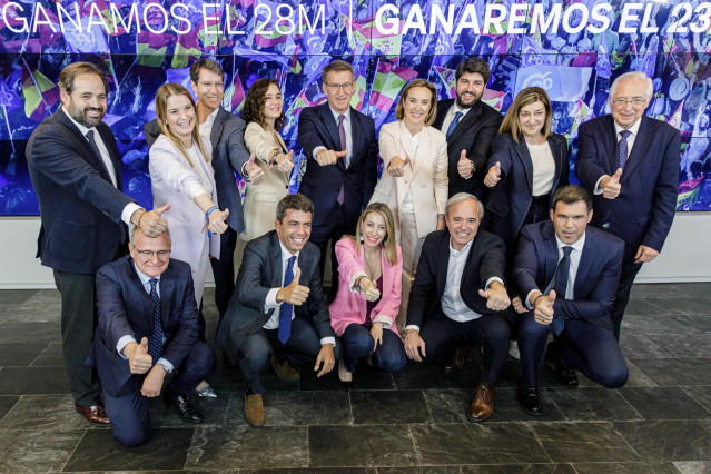 Foto de familia de los miembros del PP a su llegada a la Junta Directiva del PP, en la sede de Génova, a 30 de mayo de 2023, en Madrid (España). Durante la Junta Directiva, Feijóo ha llamado a no bajar la guardia y trabajar para ampliar en las elecciones