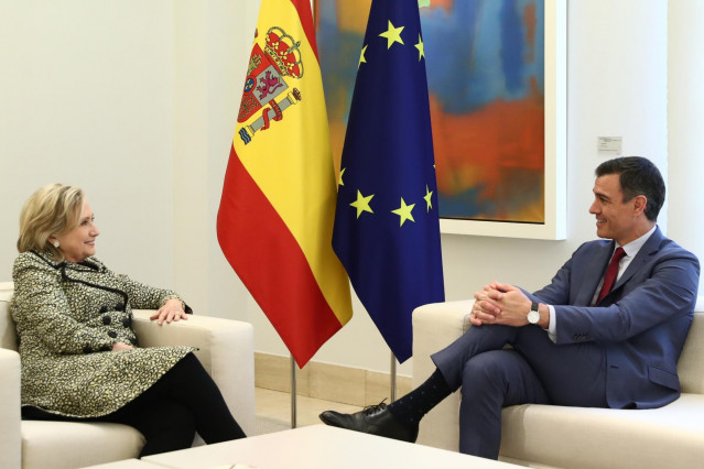 La exsecretaria de Estado estadounidense, Hillary Clinton y el presidente del Gobierno, Pedro Sánchez, en un encuentro en La Moncloa.