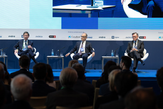 El presidente de CaixaBank, José Ignacio Goirigolzarri; el presidente del Financial Stability Institute, Fernando Restoy, y el presidente de Standard Chartered, José Viñals.