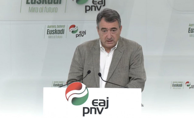 El portavoz del PNV en el Congreso de los Diputados, Aitor Esteban, comparece en rueda de prensa para evaluar el anuncio de elecciones generales realizado por Pedro Sánchez