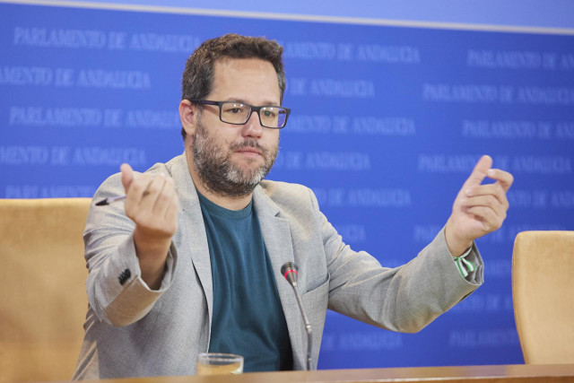 El portavoz del Grupo Mixto-AdelanteAndalucía, José Ignacio García, durante la ronda de ruedas de prensa de portavoces de los grupos parlamentarios previas al Pleno de la Cámara