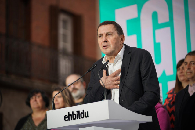 El coordinador general de EH Bildu, Arnaldo Otegi, interviene en un acto de EH Bildu, en la plaza San Juan de Agurain, a 18 de mayo de 2023, en Agurain, Álava