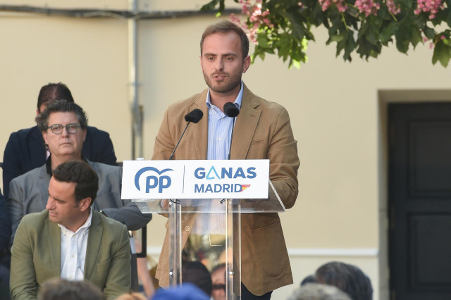 El candidato del PP a la Alcaldía de Arganda del Rey, Alberto Escribano, interviene durante un acto de precampaña del Partido Popular, a 5 de mayo de 2023, en Alcalá de Henares, Madrid (España).
