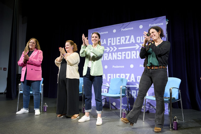 Las líderes de la coalición Podemos-IU en Cantabria, Mónica Rodero y Carmen Martín, junto a la coordinadora autonómica de Podemos, Mercedes González, y la ministra Irene Montero