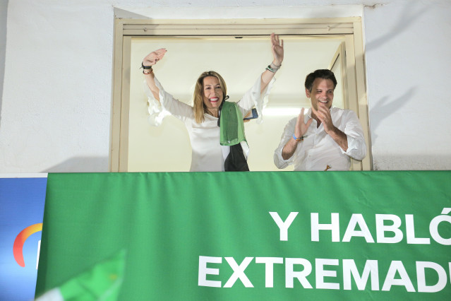 La candidata del PP a la Presidencia de la Junta de Extremadura, María Guardiola, saluda desde un balcón a su llegada a realizar el seguimiento de la jornada electoral en la sede del PP de Mérida