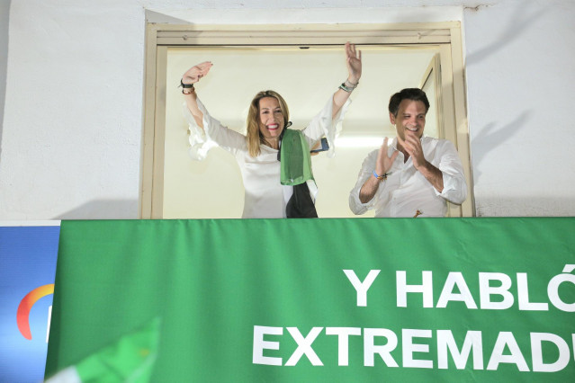 La candidata del PP a la Presidencia de la Junta de Extremadura, María Guardiola, saluda desde un balcón a su llegada a realizar el seguimiento de la jornada electoral en la sede del PP de Mérida