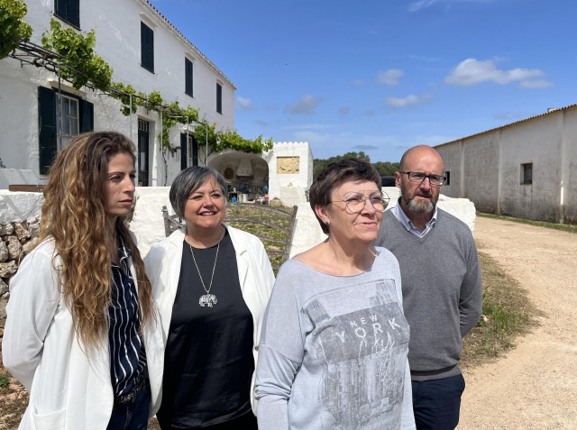 La La única diputada autonómica de Unidas Podemos al Parlament balear, Cristina Gómez, junto a la candidata de Unidas Podemos a la presidencia del Govern, Antònia Jover, en Menorca