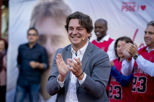 El alcalde de Fuenlabrada, Javier Ayala, durante un acto electoral en la Plaza de España, a 12 de mayo de 2023, en Fuenlabrada, Madrid (España). El acto coincide con el inicio de la campaña electoral para las elecciones autonómicas y municipales del 28 de