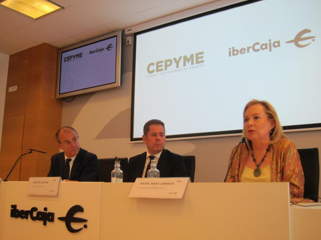 El director territorial de Ibercaja en Aragón, Antonio Lacoma, el presidente de Cepyme, Gerardo Cuerva, y la presidenta de Cepyme Aragón, María Jesús Lorente, en rueda de prensa.